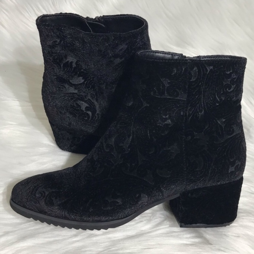 Vaneli Zeda black troppy velvet boots 6.5